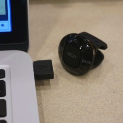 Keynoteやパワーポイントのスライドをめくるなら、リモコンアプリよりも指輪型リモコンの方が便利だよ！