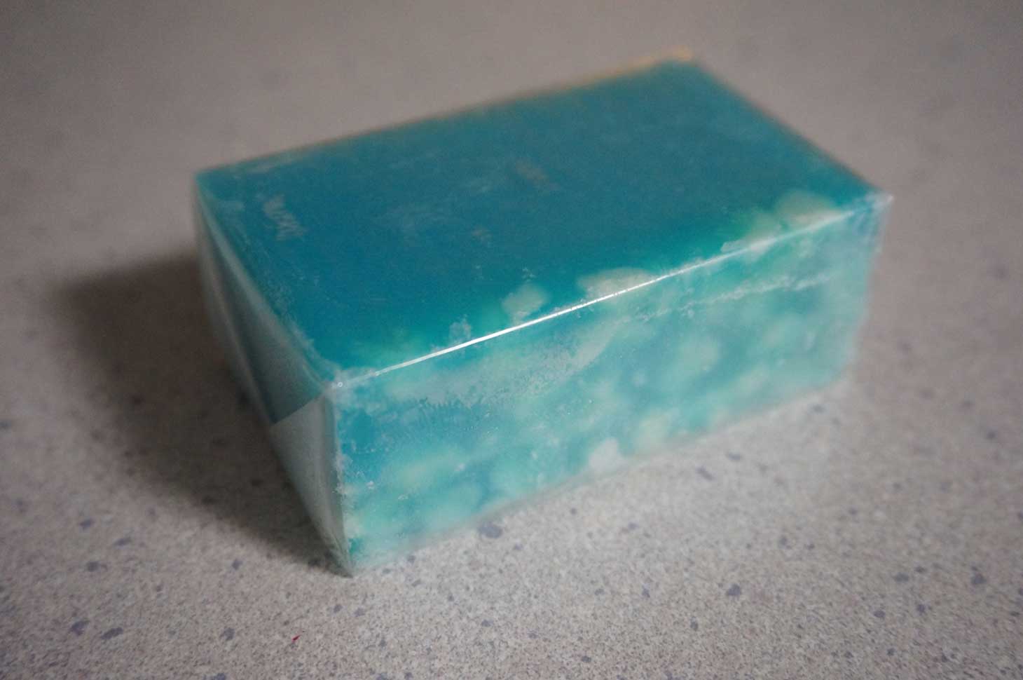 ペパーミントが爽やかに香るLUSHのバスソープ「アイシングブルー」を使ってみた