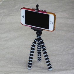 iPhoneを固定できるオススメの小型軽量三脚。700円でお手頃！