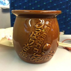 蛸壺を模した容器の明石名物「ひっぱりだこ飯」を東京駅で買って食らう！