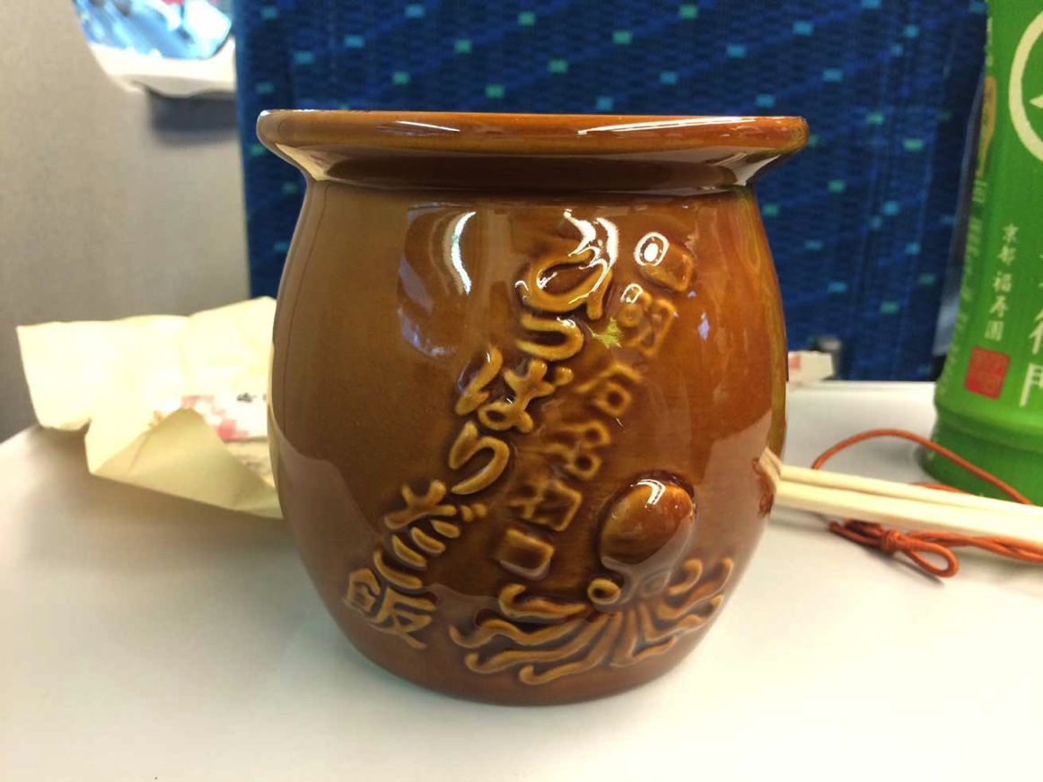 蛸壺を模した容器の明石名物「ひっぱりだこ飯」を東京駅で買って食らう！