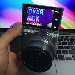ブログやYouTubeをやっている方にオススメ！自分撮りに便利なミラーレス一眼「SONY α NEX-5R」