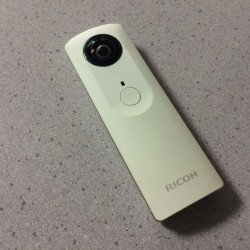 旅行や飲み会などで使うとめっちゃ楽しい全天球カメラ「リコーTHETA」
