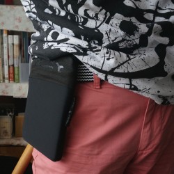 iPad miniをサッと取り出せる！ベルトに通してウェストバッグとして使えるタブレットバッグ