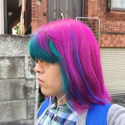 【派手髪】緑とピンクに染めて、青のエクステを付けてもらった【マニパニ】