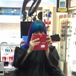 マニパニのヴァンパイアレッドとアフターミッドナイトで染めてもらった（rave Action and Hair! 高円寺店）
