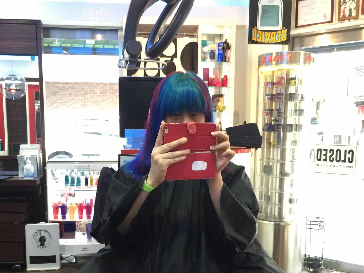 マニパニのヴァンパイアレッドとアフターミッドナイトで染めてもらった（rave Action and Hair! 高円寺店）