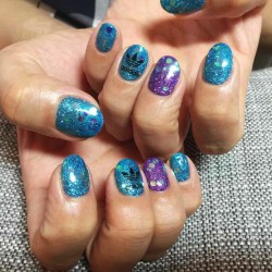 【メンズネイル】東京・新宿のネイルサロンでターコイズのホログラムネイルしてもらった